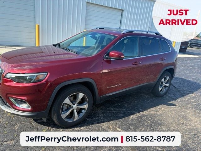 2019 Jeep Cherokee Limited in Velvet Red Pearlcoat — front three-quarter view