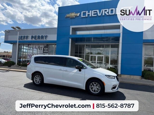 2025 Chrysler Pacifica Select in Bright White Clearcoat — front three-quarter view