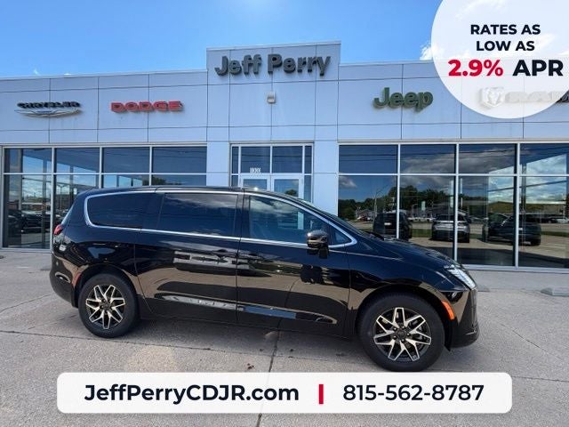 2027 Chrysler Pacifica PACIFICA LIMITED AWD in Diamond Black Crystal Pearl-Coat Exterior Paint — front three-quarter view